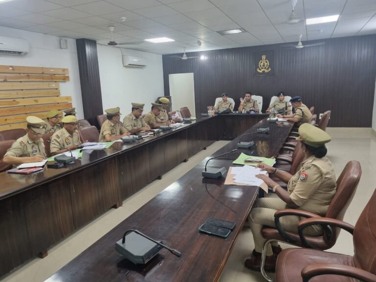 HAMARA KASHI | VARANASI | श्री प्रमोद कुमार, पुलिस उपायुक्त गोमती जोन द्वारा आगामी त्यौहार दुर्गा पुजा/दशहरा को संकुशल संपंन्न कराये जाने के दृष्टिगत की जा रही तैयारियों के सम्बन्ध में गोमती जोन के समस्त प्र0नि0/थानाध्यक्ष के साथ गोष्ठी कर दिए आवश्यक दिशा निर्देश ।