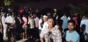 गंगापुर-अकेलवा मार्ग पर चक्काजाम के दौरान मौजूद ग्रामीण ।